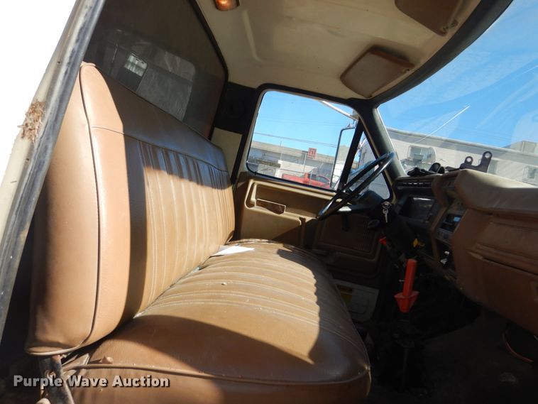 image for item GT9574 1988 Ford F800 dump truck