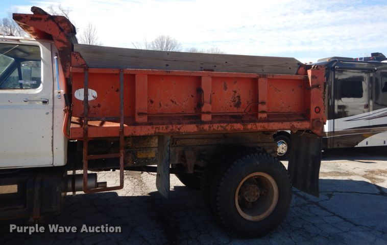 image for item GT9574 1988 Ford F800 dump truck