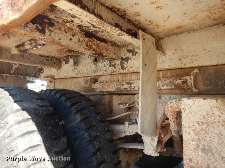 image for item GT9574 1988 Ford F800 dump truck