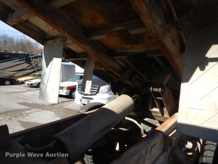 image for item GT9574 1988 Ford F800 dump truck