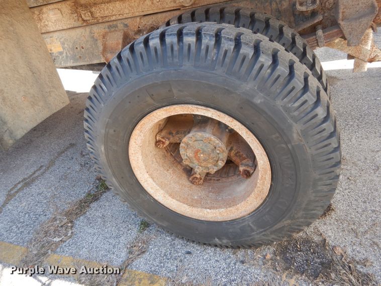 image for item GT9574 1988 Ford F800 dump truck