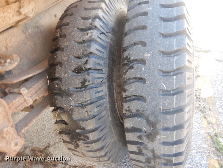 image for item GT9574 1988 Ford F800 dump truck