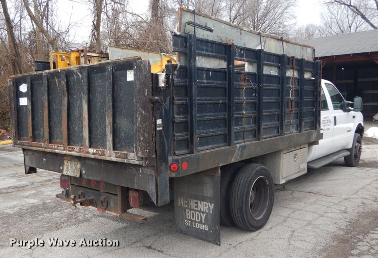 image for item GT9576 2002 Ford F450 Super Duty  Crew Cab flatbed truck