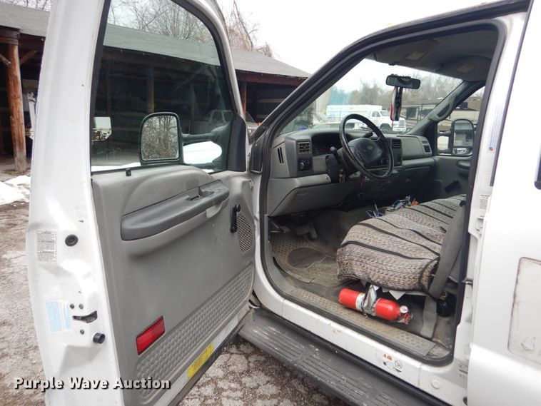 image for item GT9576 2002 Ford F450 Super Duty  Crew Cab flatbed truck