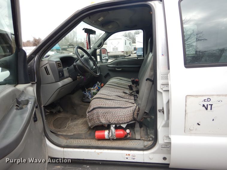 image for item GT9576 2002 Ford F450 Super Duty  Crew Cab flatbed truck