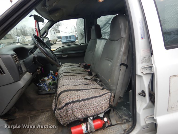 image for item GT9576 2002 Ford F450 Super Duty  Crew Cab flatbed truck