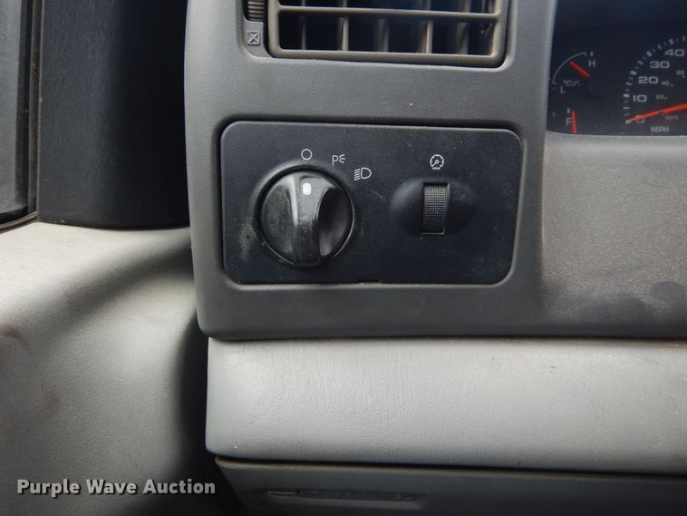 image for item GT9576 2002 Ford F450 Super Duty  Crew Cab flatbed truck