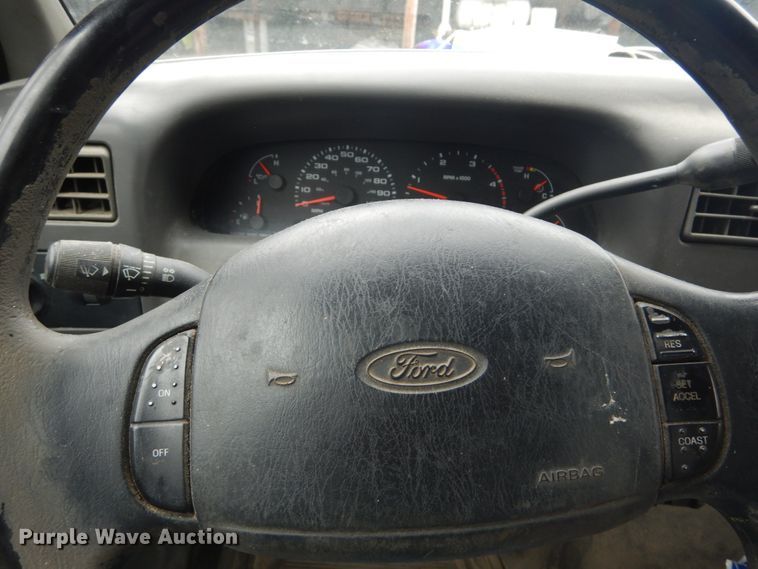 image for item GT9576 2002 Ford F450 Super Duty  Crew Cab flatbed truck