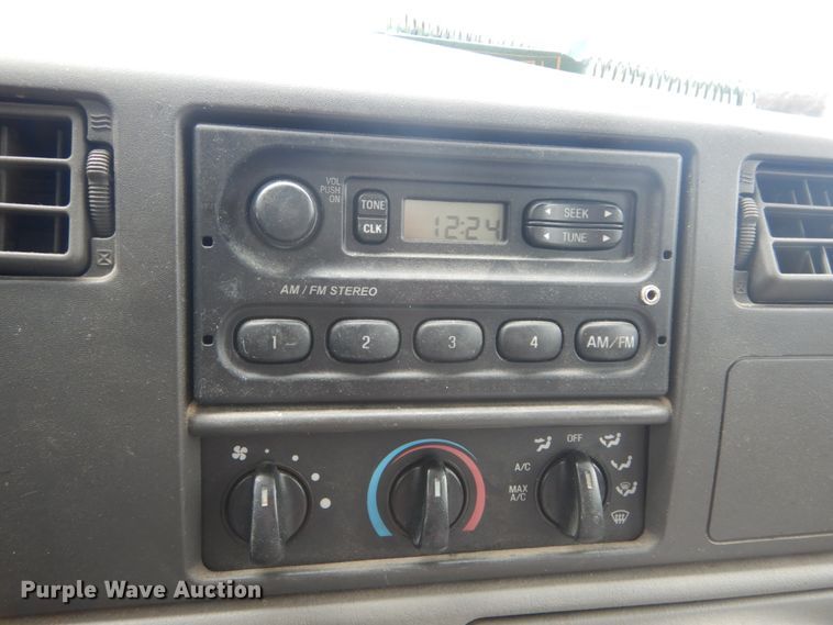 image for item GT9576 2002 Ford F450 Super Duty  Crew Cab flatbed truck