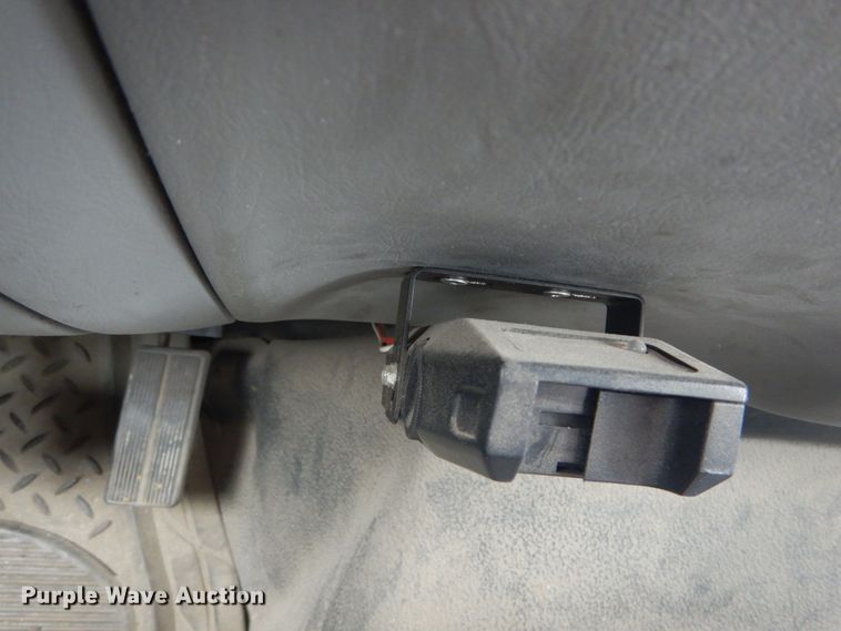 image for item GT9576 2002 Ford F450 Super Duty  Crew Cab flatbed truck