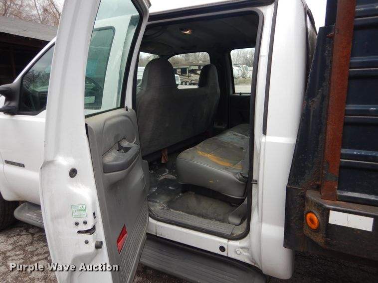 image for item GT9576 2002 Ford F450 Super Duty  Crew Cab flatbed truck