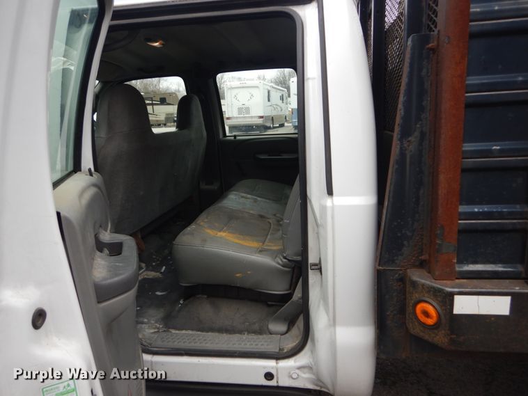 image for item GT9576 2002 Ford F450 Super Duty  Crew Cab flatbed truck