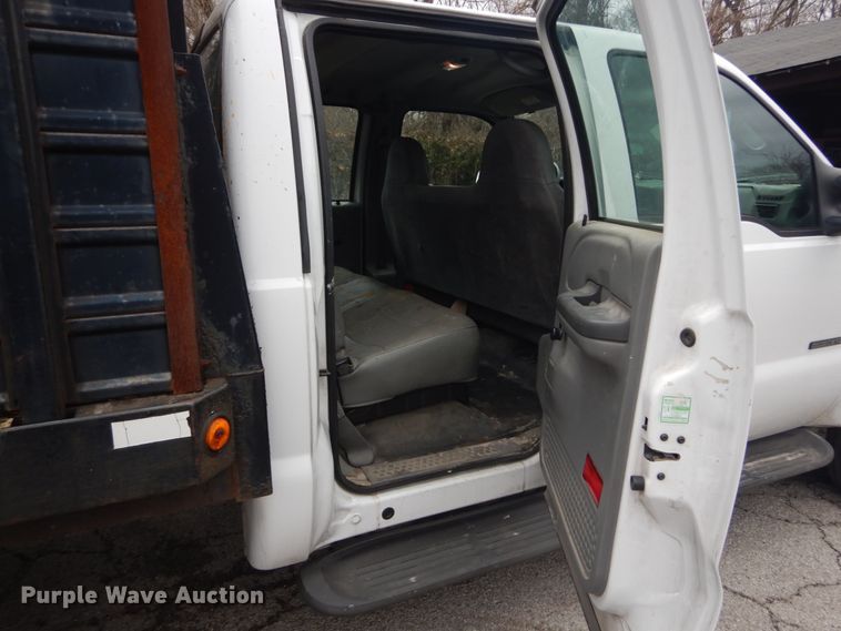 image for item GT9576 2002 Ford F450 Super Duty  Crew Cab flatbed truck