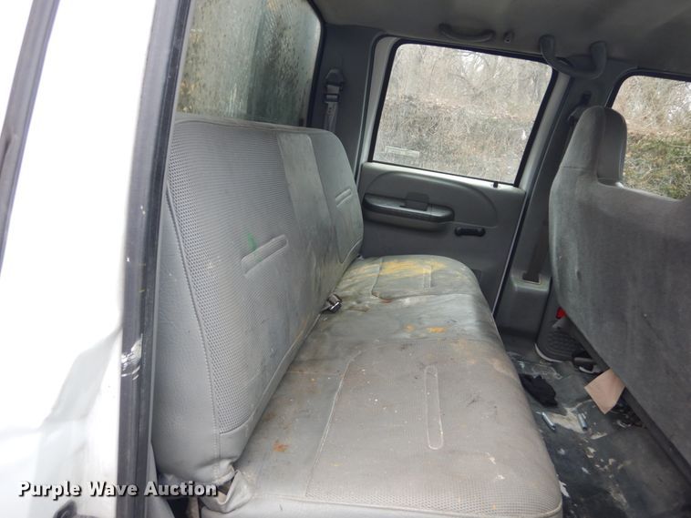 image for item GT9576 2002 Ford F450 Super Duty  Crew Cab flatbed truck