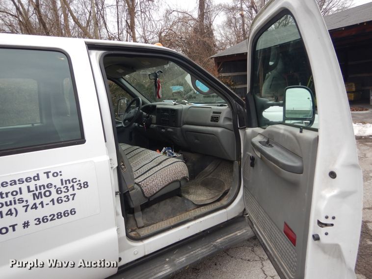 image for item GT9576 2002 Ford F450 Super Duty  Crew Cab flatbed truck