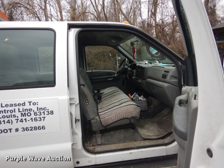 image for item GT9576 2002 Ford F450 Super Duty  Crew Cab flatbed truck