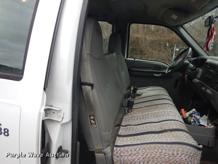 image for item GT9576 2002 Ford F450 Super Duty  Crew Cab flatbed truck