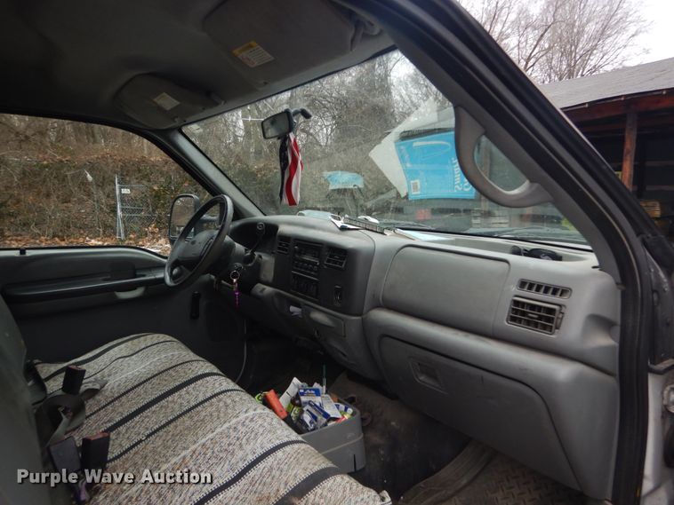 image for item GT9576 2002 Ford F450 Super Duty  Crew Cab flatbed truck