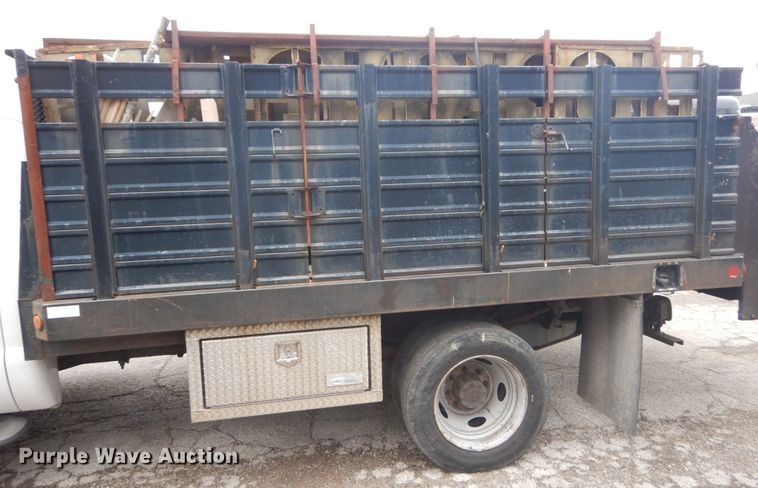 image for item GT9576 2002 Ford F450 Super Duty  Crew Cab flatbed truck