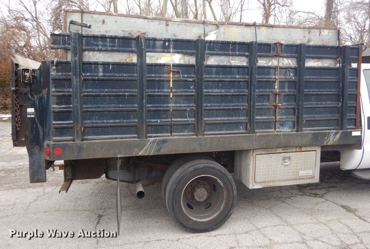 image for item GT9576 2002 Ford F450 Super Duty  Crew Cab flatbed truck