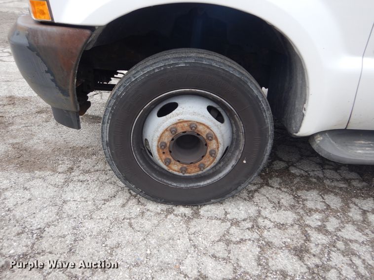 image for item GT9576 2002 Ford F450 Super Duty  Crew Cab flatbed truck