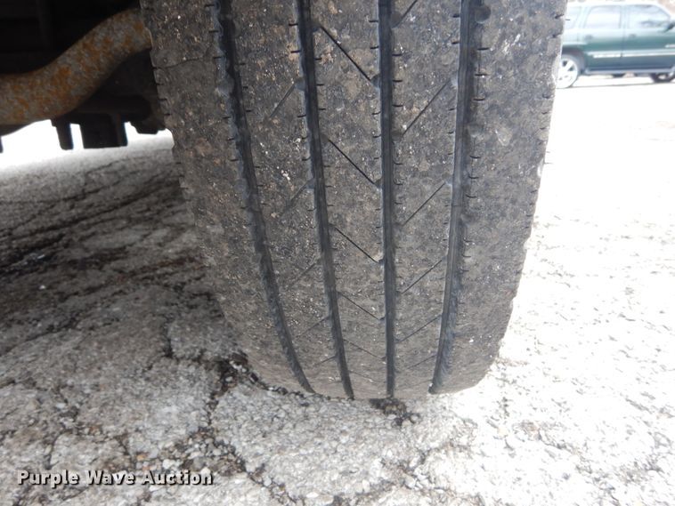 image for item GT9576 2002 Ford F450 Super Duty  Crew Cab flatbed truck