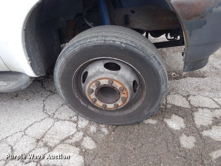 image for item GT9576 2002 Ford F450 Super Duty  Crew Cab flatbed truck