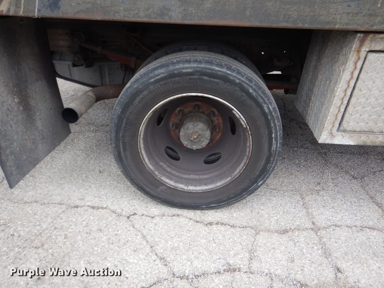 image for item GT9576 2002 Ford F450 Super Duty  Crew Cab flatbed truck