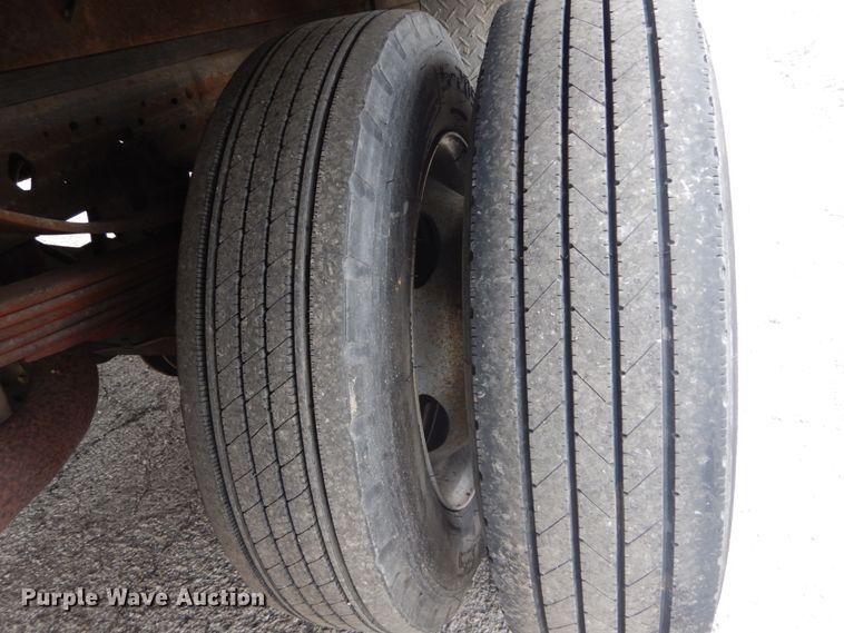 image for item GT9576 2002 Ford F450 Super Duty  Crew Cab flatbed truck