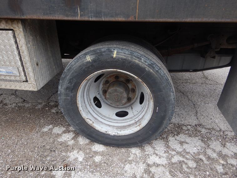 image for item GT9576 2002 Ford F450 Super Duty  Crew Cab flatbed truck