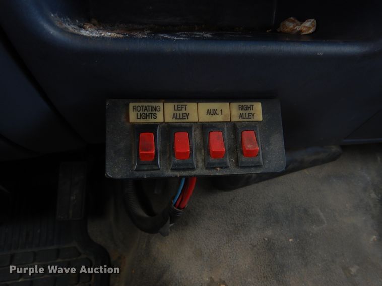 image for item GT9577 1999 Ford F550 Super Duty  Crew Cab flatbed pickup truck