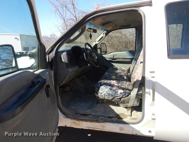 image for item GT9596 2005 Ford F550 Super Duty XL  SuperCrew flatbed truck