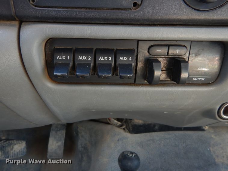 image for item GT9596 2005 Ford F550 Super Duty XL  SuperCrew flatbed truck