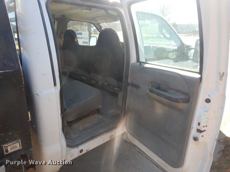 image for item GT9596 2005 Ford F550 Super Duty XL  SuperCrew flatbed truck