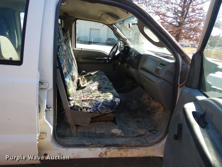 image for item GT9596 2005 Ford F550 Super Duty XL  SuperCrew flatbed truck