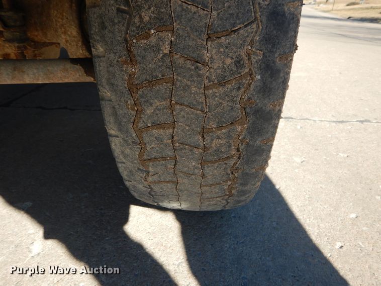 image for item GT9596 2005 Ford F550 Super Duty XL  SuperCrew flatbed truck