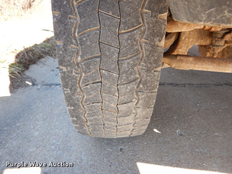 image for item GT9596 2005 Ford F550 Super Duty XL  SuperCrew flatbed truck