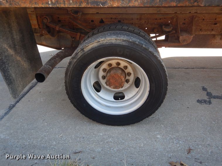 image for item GT9596 2005 Ford F550 Super Duty XL  SuperCrew flatbed truck