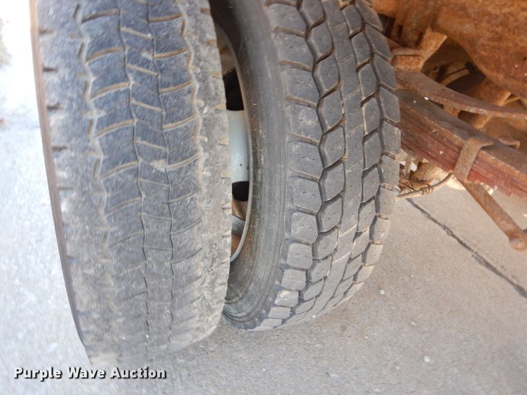 image for item GT9596 2005 Ford F550 Super Duty XL  SuperCrew flatbed truck