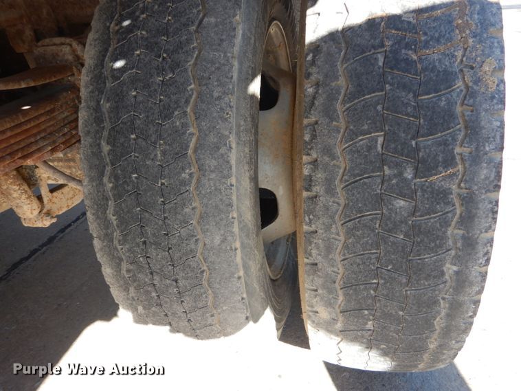 image for item GT9596 2005 Ford F550 Super Duty XL  SuperCrew flatbed truck