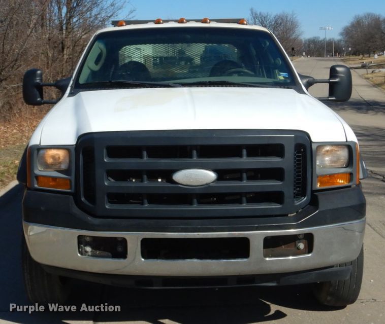 image for item GT9598 2006 Ford F450 Super Duty XL  SuperCrew flatbed pickup truck