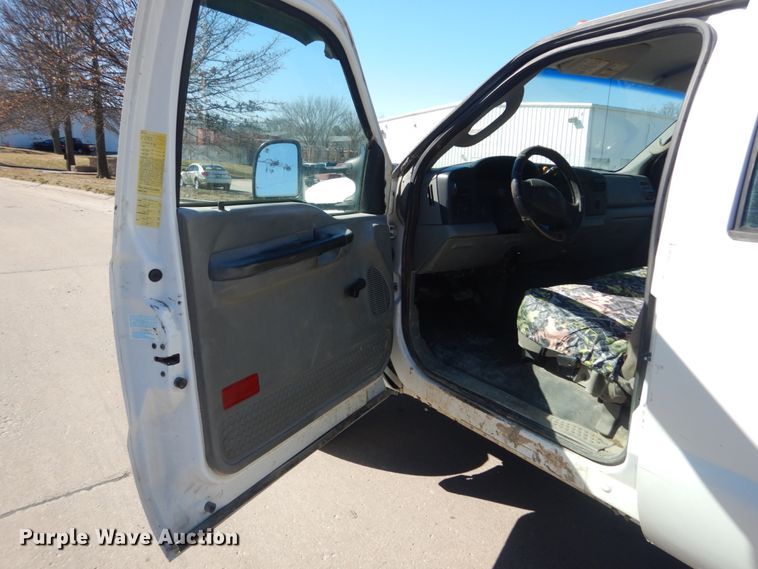 image for item GT9598 2006 Ford F450 Super Duty XL  SuperCrew flatbed pickup truck