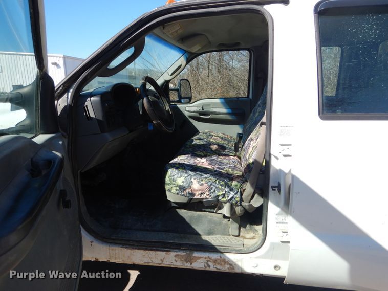 image for item GT9598 2006 Ford F450 Super Duty XL  SuperCrew flatbed pickup truck