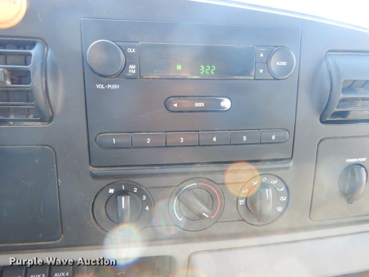 image for item GT9598 2006 Ford F450 Super Duty XL  SuperCrew flatbed pickup truck