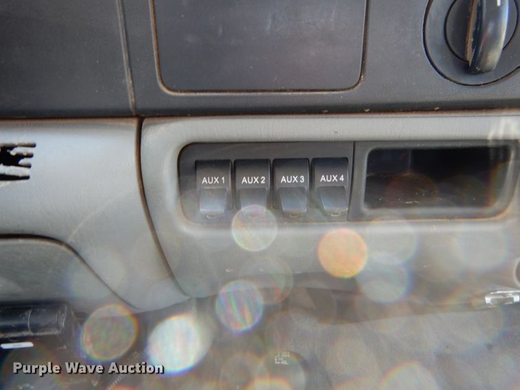 image for item GT9598 2006 Ford F450 Super Duty XL  SuperCrew flatbed pickup truck