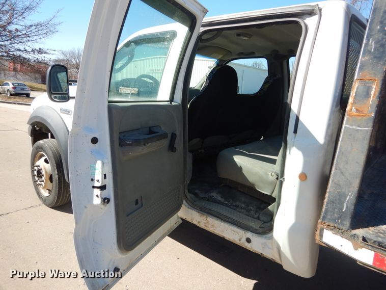 image for item GT9598 2006 Ford F450 Super Duty XL  SuperCrew flatbed pickup truck