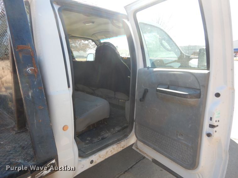 image for item GT9598 2006 Ford F450 Super Duty XL  SuperCrew flatbed pickup truck