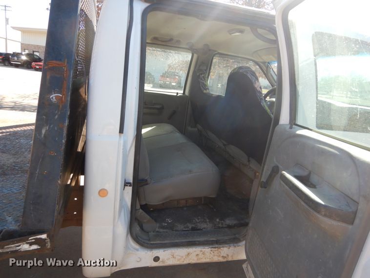 image for item GT9598 2006 Ford F450 Super Duty XL  SuperCrew flatbed pickup truck