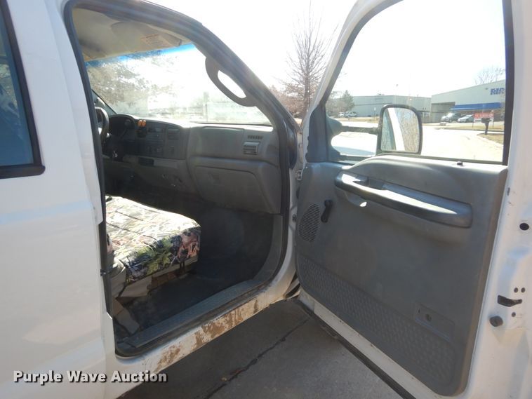 image for item GT9598 2006 Ford F450 Super Duty XL  SuperCrew flatbed pickup truck