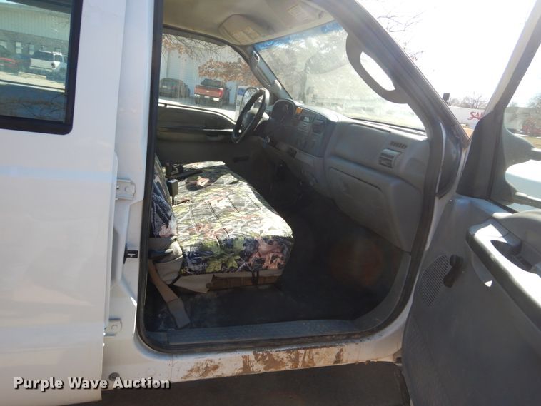 image for item GT9598 2006 Ford F450 Super Duty XL  SuperCrew flatbed pickup truck